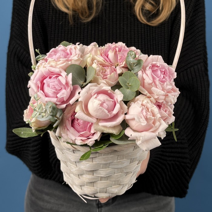 5 кустовых пионовидных роз Кэнди Флоу в корзине